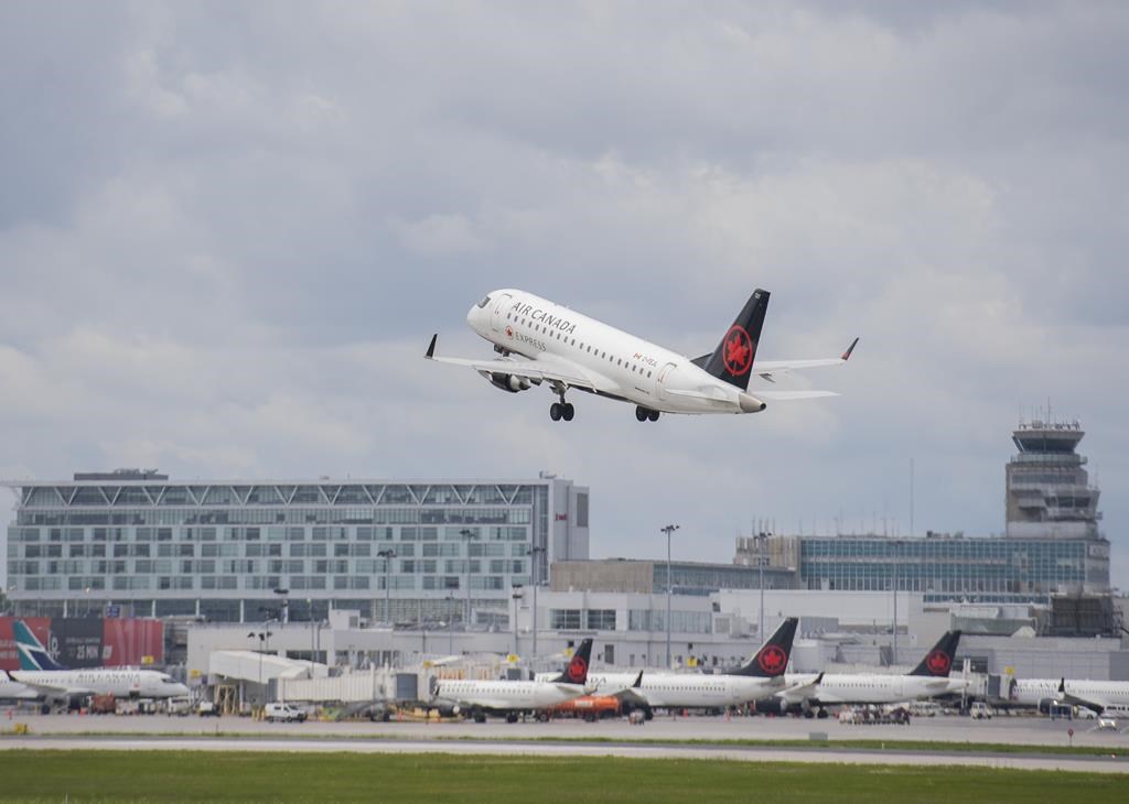 Le Canada rétablit les tests de dépistage aléatoires pour les voyageurs aériens