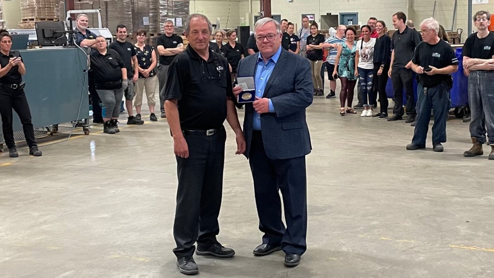Lionel Bisson reçoit la médaille de l'Assemblée nationale