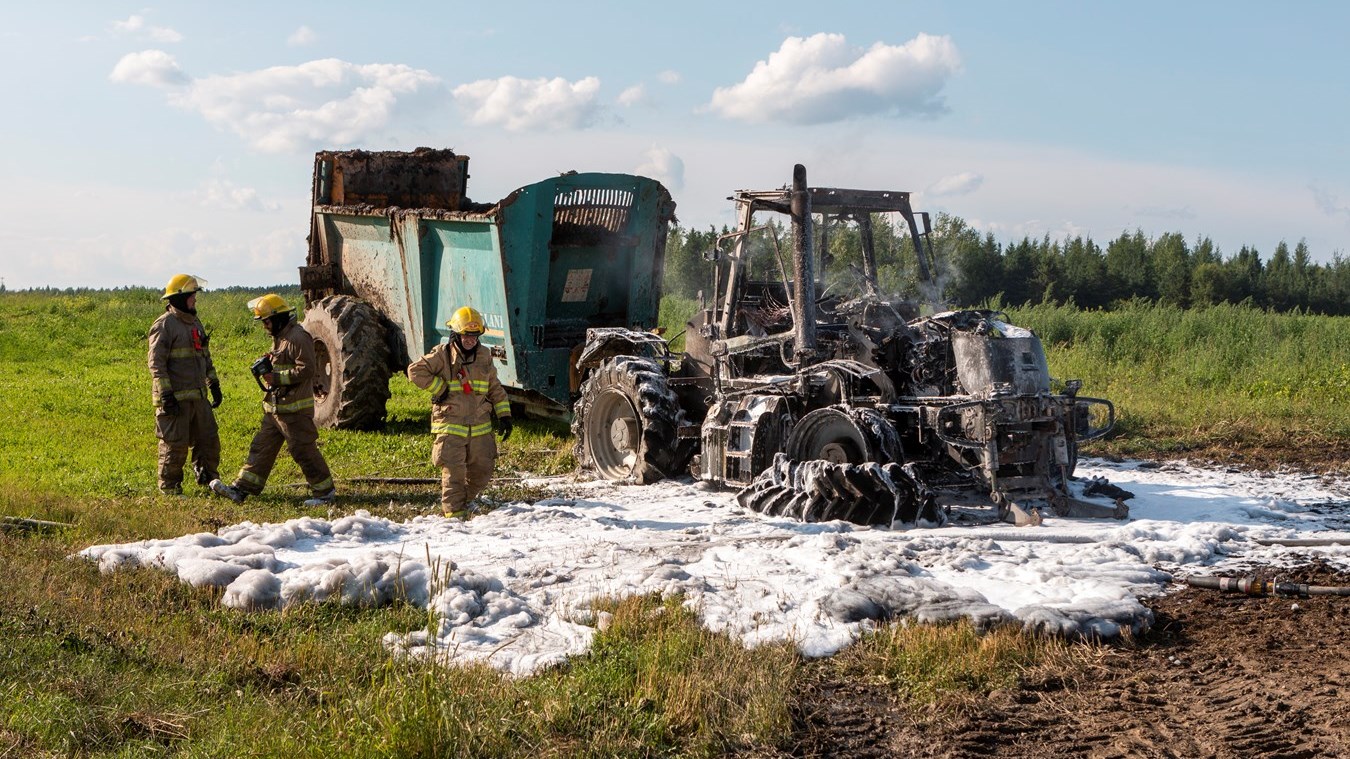 Un tracteur détruit par les flammes à Saint-Prosper