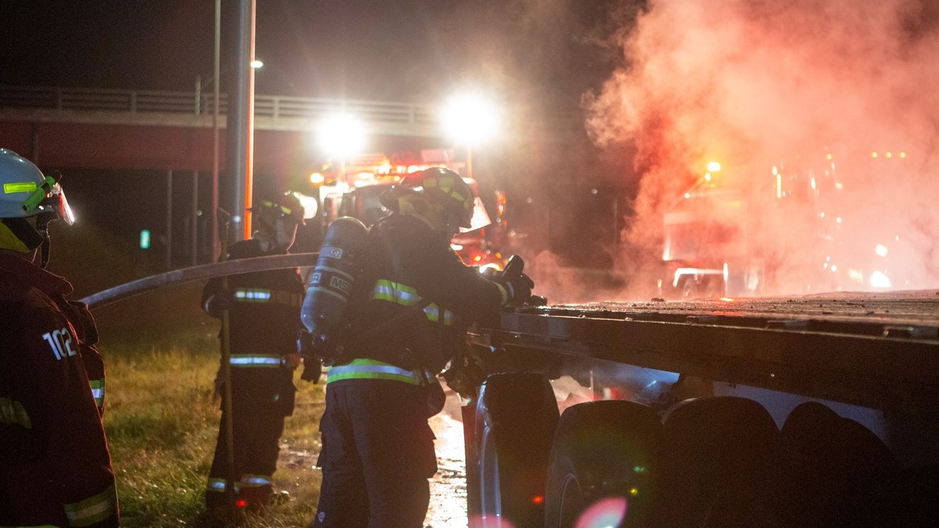 Un camion-remorque prend feu à la hauteur de Saints-Anges