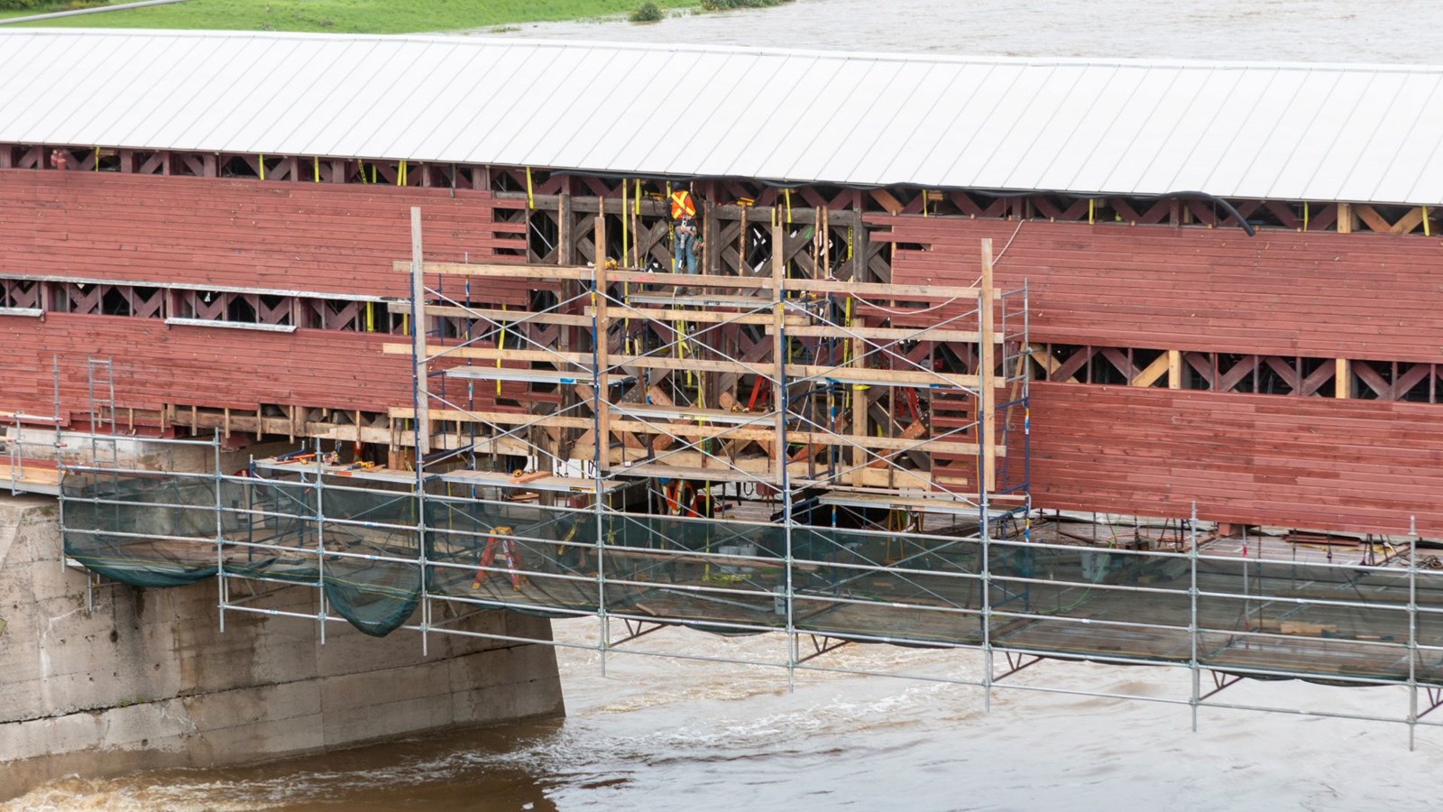 Réfection du pont couvert Perrault: le chantier va rondement