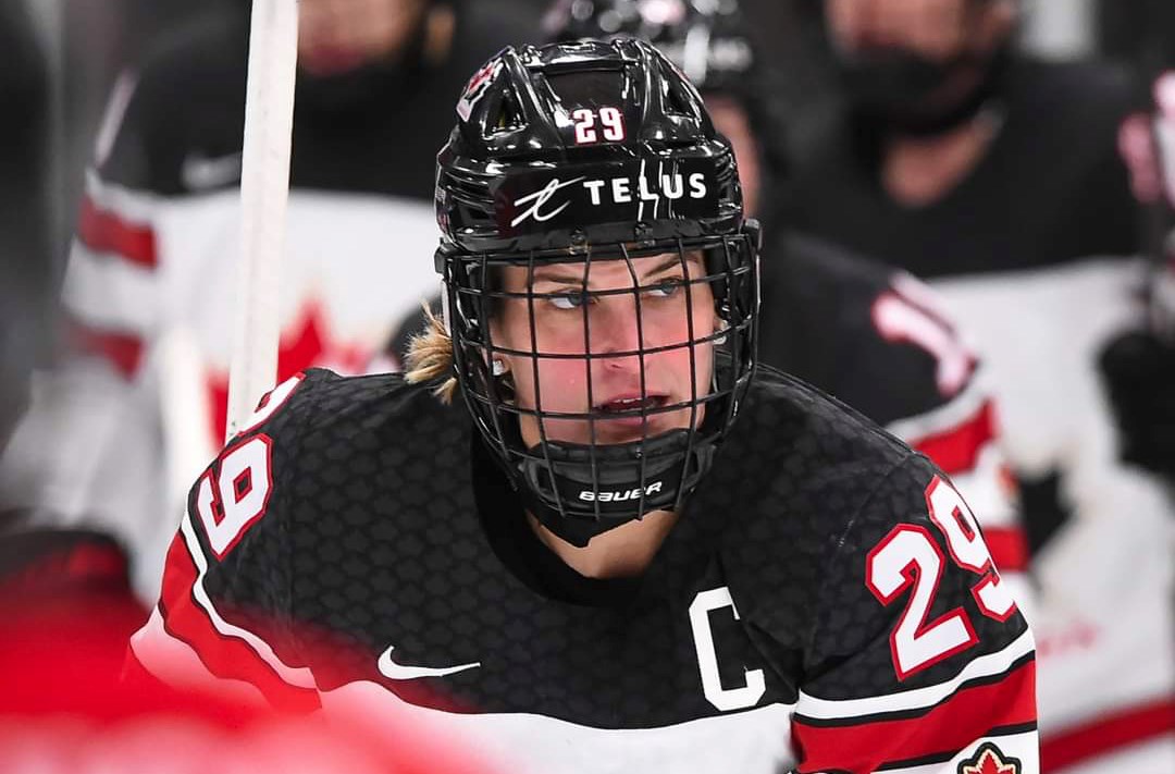 Marie-Philip Poulin marque deux buts face au Japon au Championnat mondial de hockey féminin