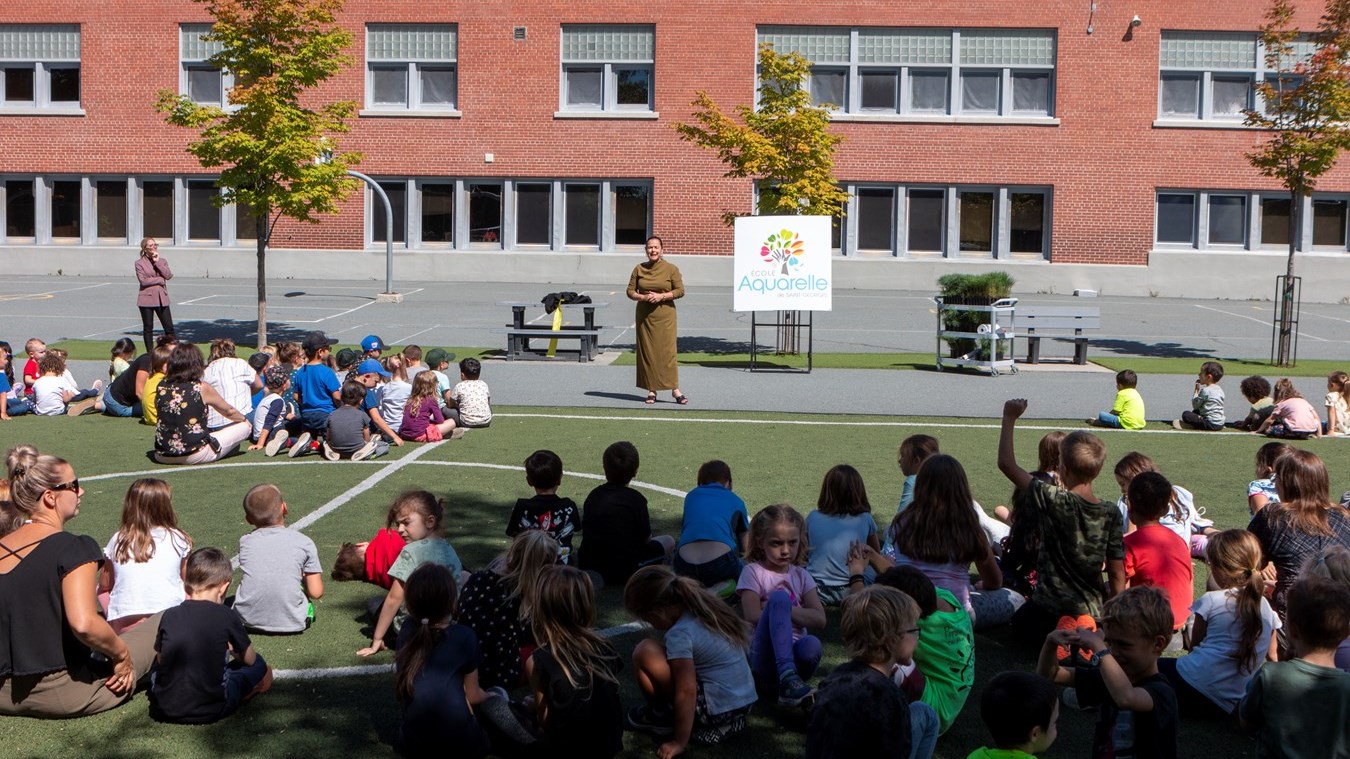 École Aquarelle: un arbre pour représenter les élèves et les professionnels ensemble