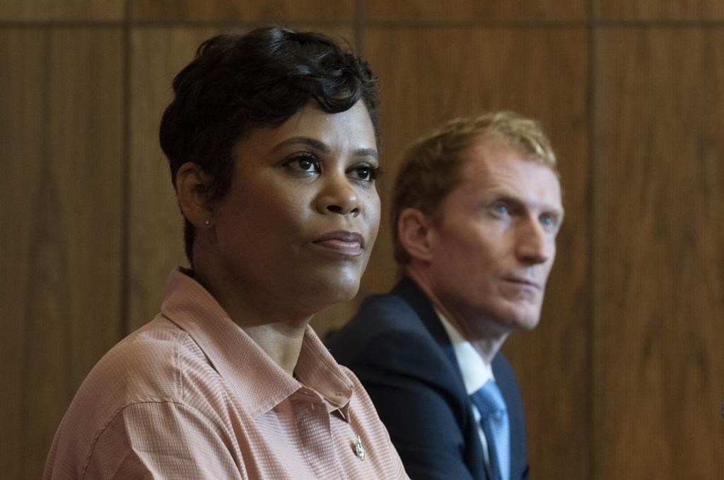 Passeports, immigration et aéroports: les temps d'attente diminuent, soutient Ottawa