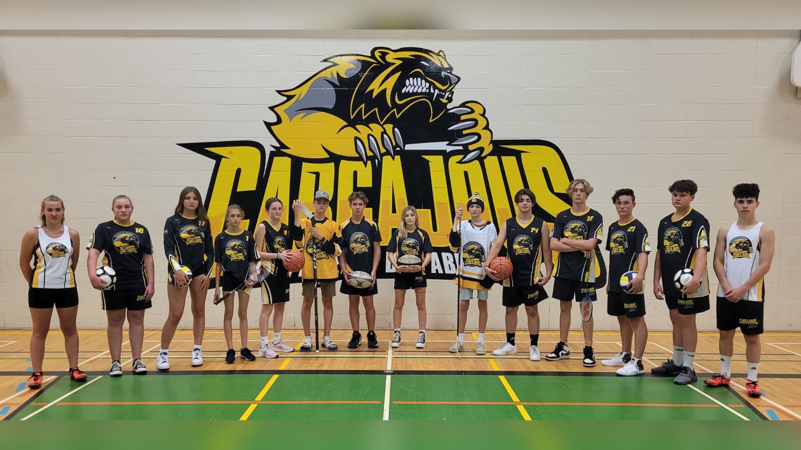 De nouveaux uniformes pour les athlètes de la Polyvalente des Abénaquis 