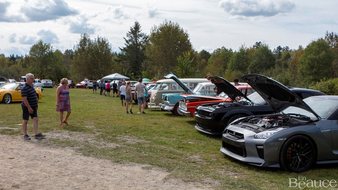 Reportage photographique sur l'exposition de voitures à Saint-Gédéon