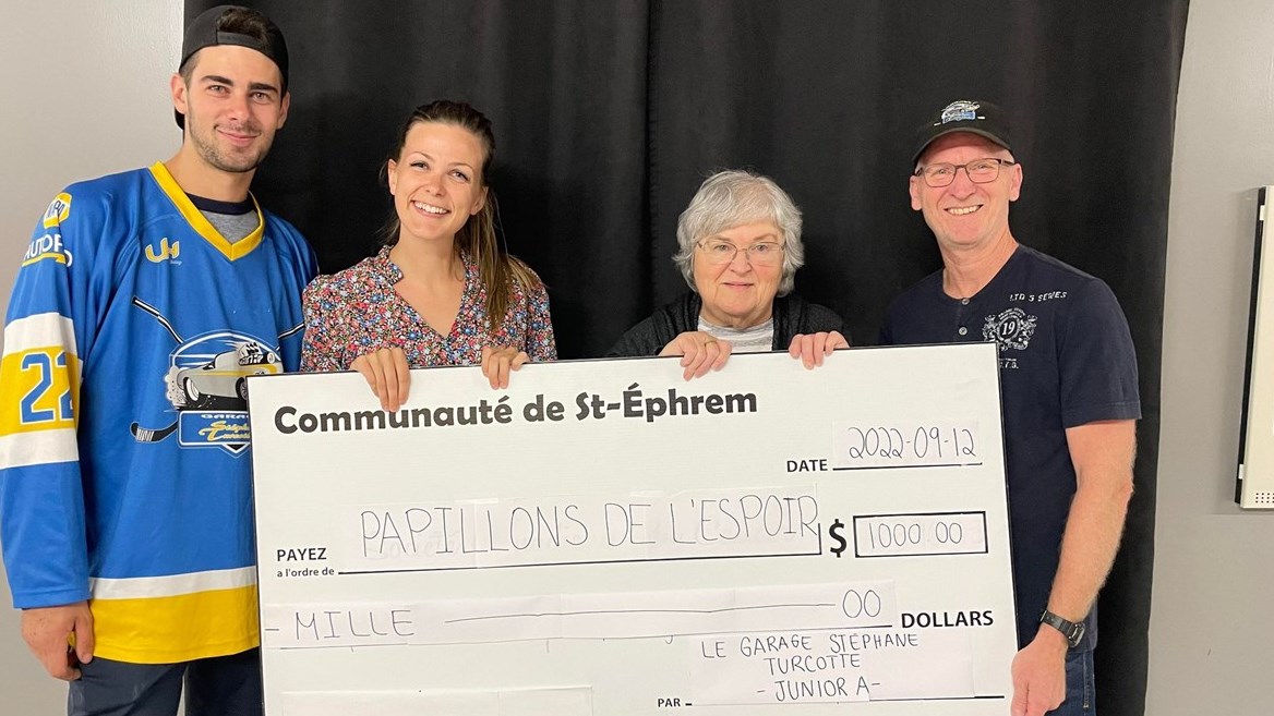 L’équipe Junior A de Saint-Éphrem remet 1 000 $ aux Papillons de l’espoir