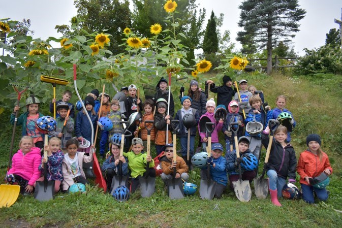 Une activité de corvée extérieure pour les enfants de l'école Let's Go