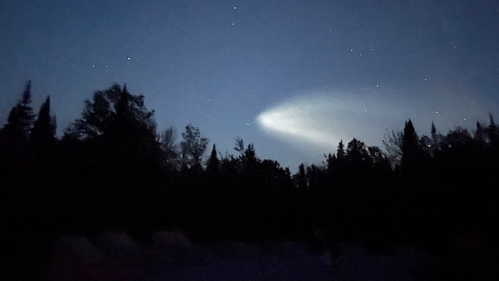 Une fusée dégaze au dessus du ciel de la région