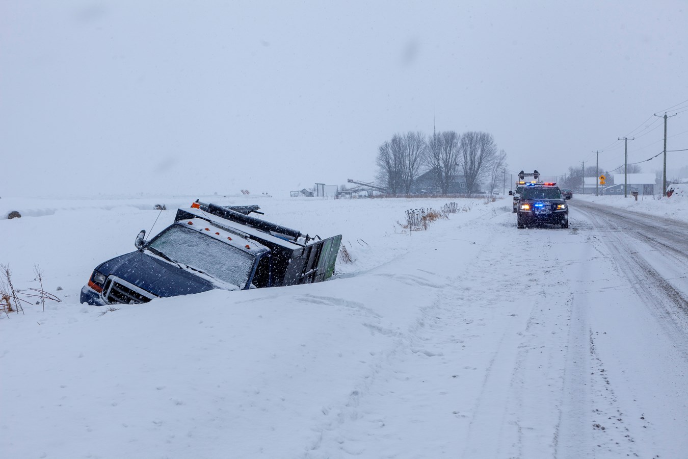 Deux accidents sur la route et un incendie dans la région