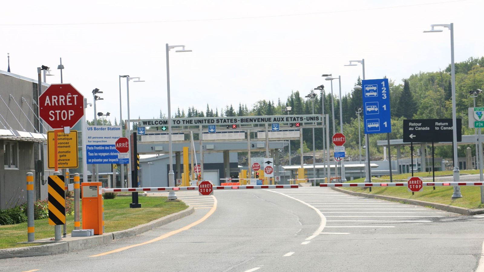 Un avis de guet «Armé et dangereux - Armes à feu» aux postes-frontières