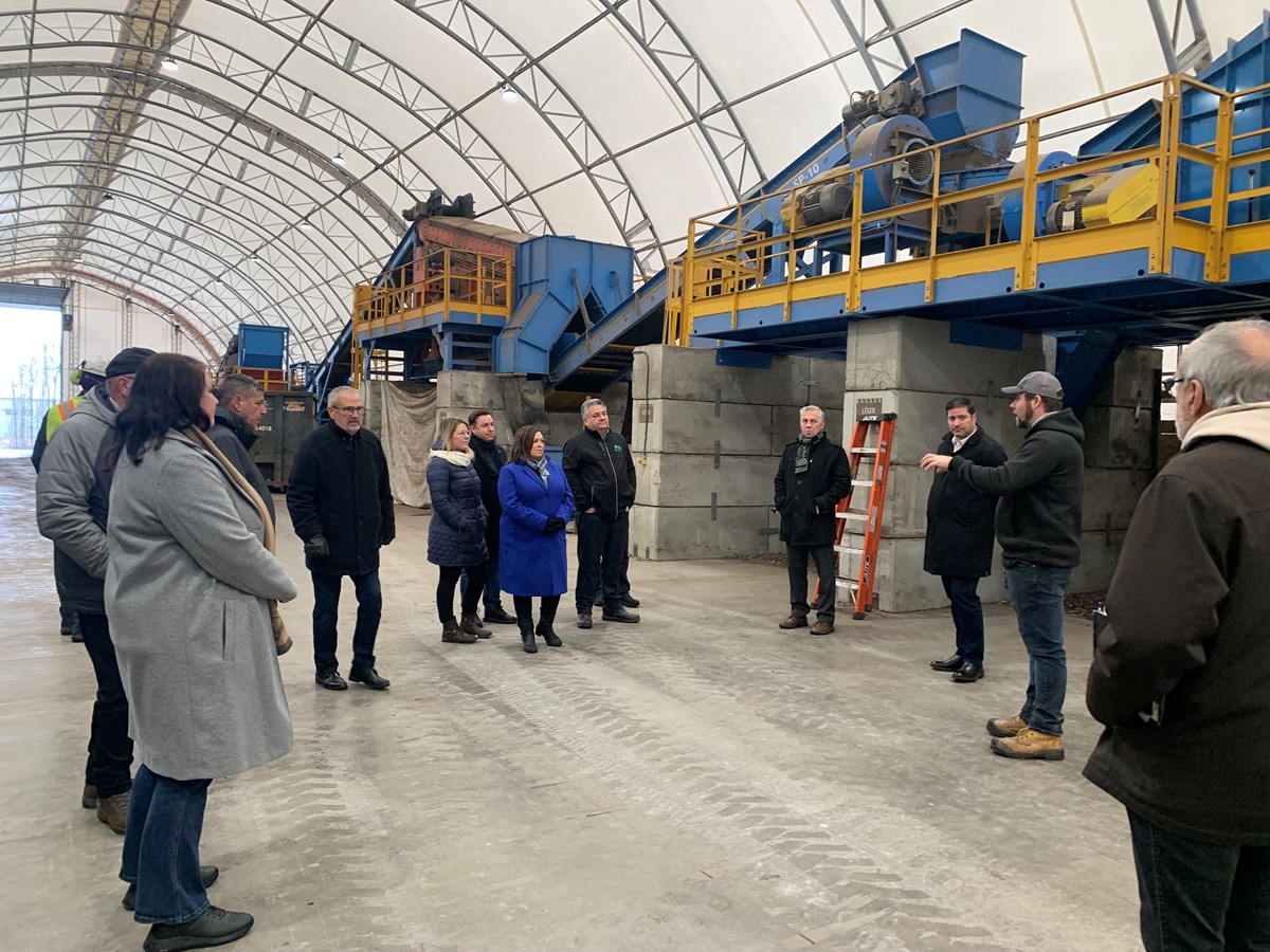 Des élus visitent les installations de la Régie intermunicipale du comté de Beauce-Sud. 