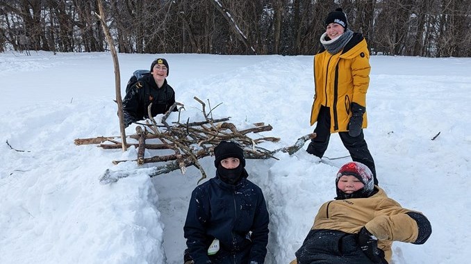 Une activité de survie hivernale pour les cadets de Sainte-Marie