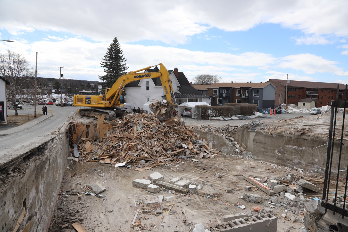 Saint-Georges: l'immeuble du 11 289 sur la 1re Avenue est démoli