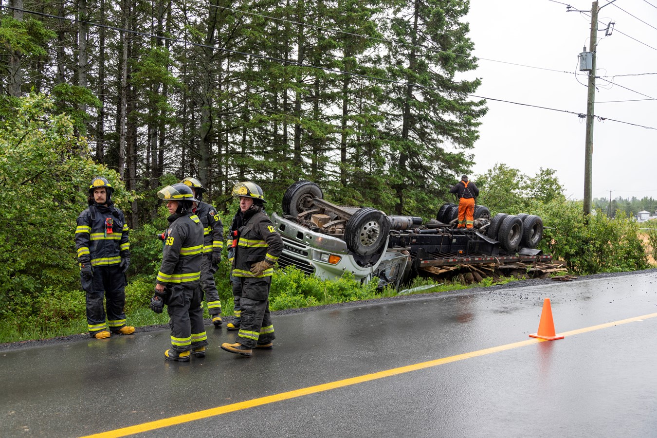 Saint-Georges: un poids-lourd termine sa course sur le toit