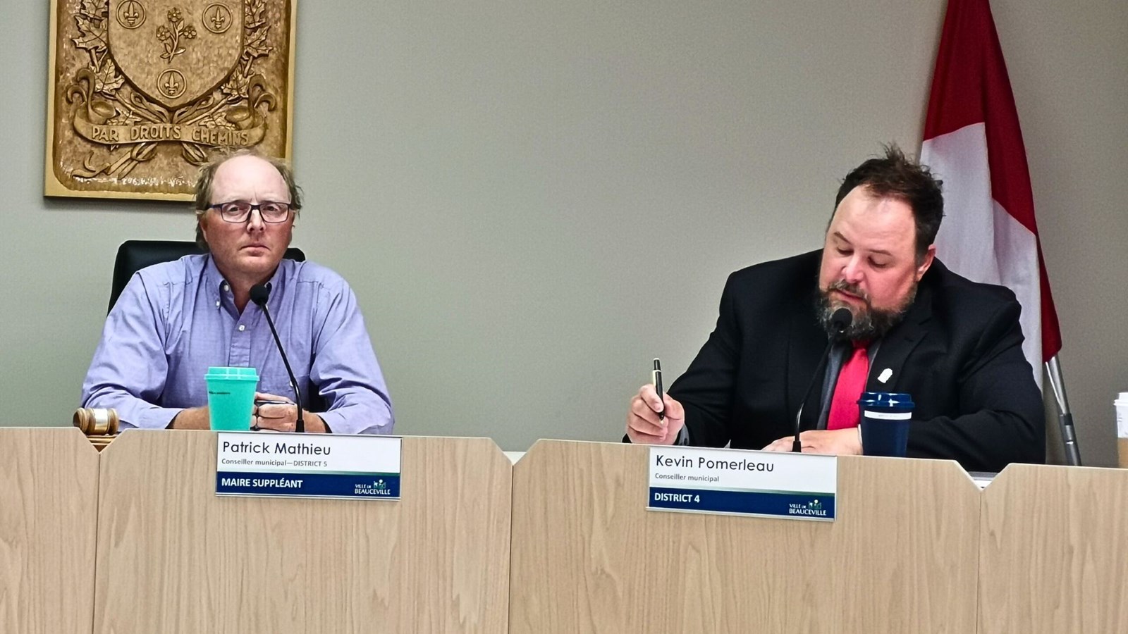 Le conseil demande la démission du maire François Veilleux