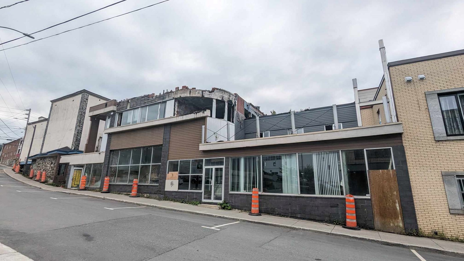 Bâtiments délabrés de la 120e rue: le pic des démolisseurs arrive lundi!