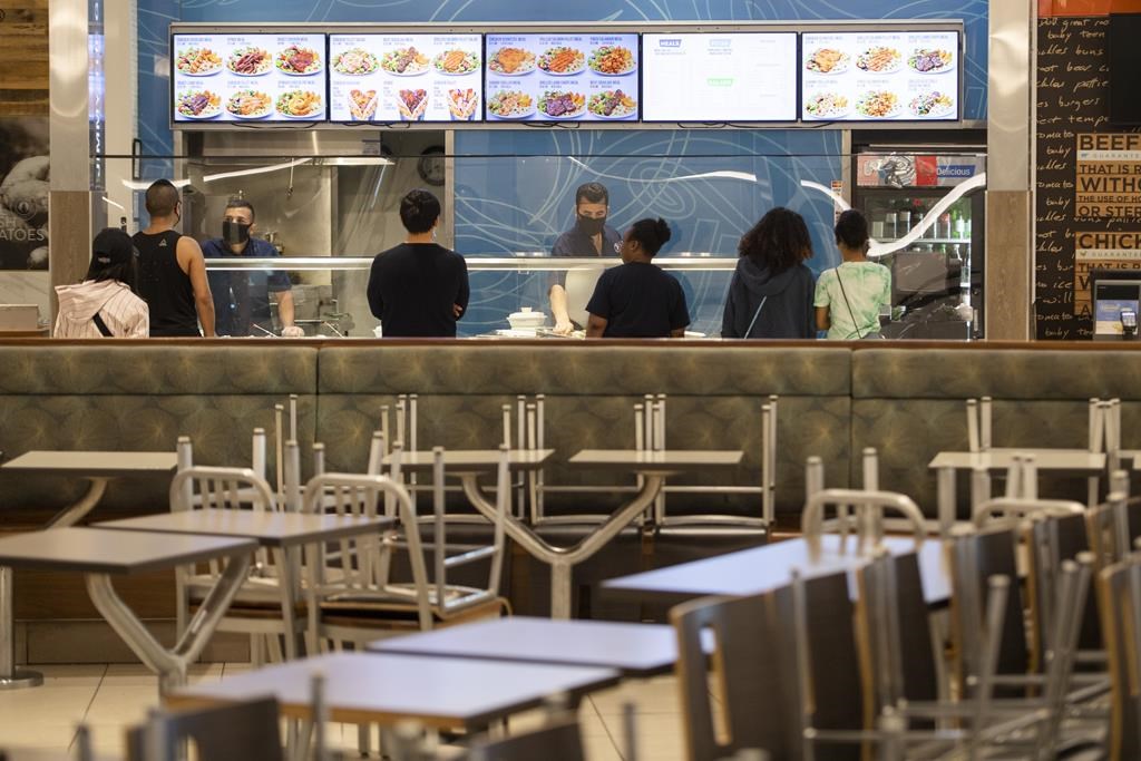 Les salaires devraient augmenter de 3,7 % en 2024, selon les employeurs