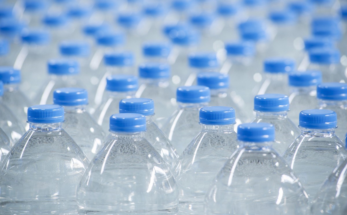 L'eau embouteillée contiendrait de grandes quantités de plastiques microscopiques