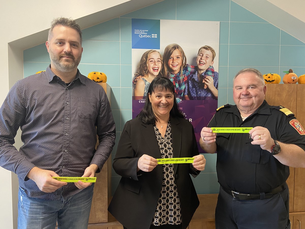 Saint-Joseph-de-Beauce distribue des bracelets réfléchissants pour renforcer la sécurité des jeunes