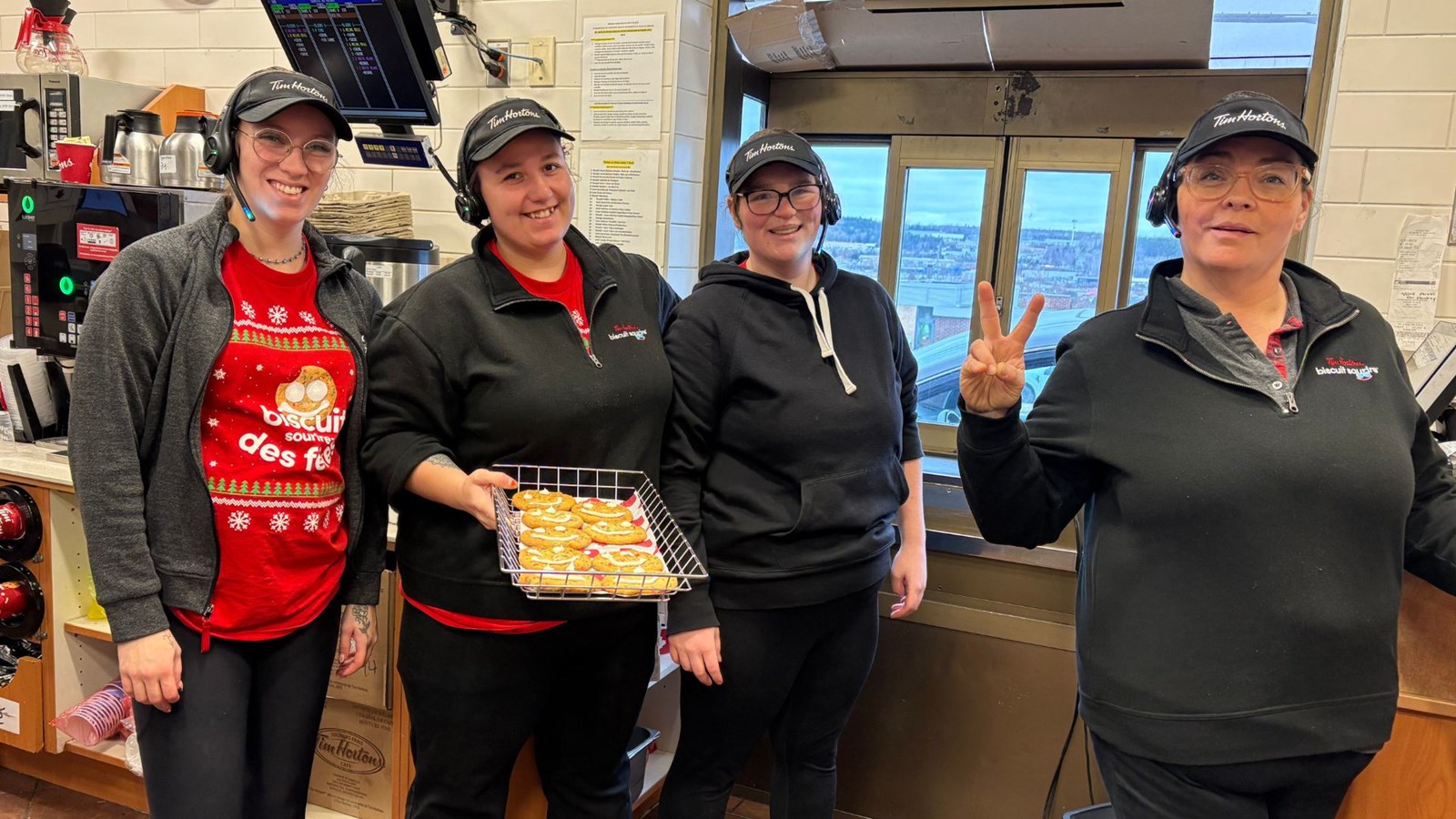 Cinq franchisés Tim Hortons remettent plus de 14 000 $ à Moisson Beauce