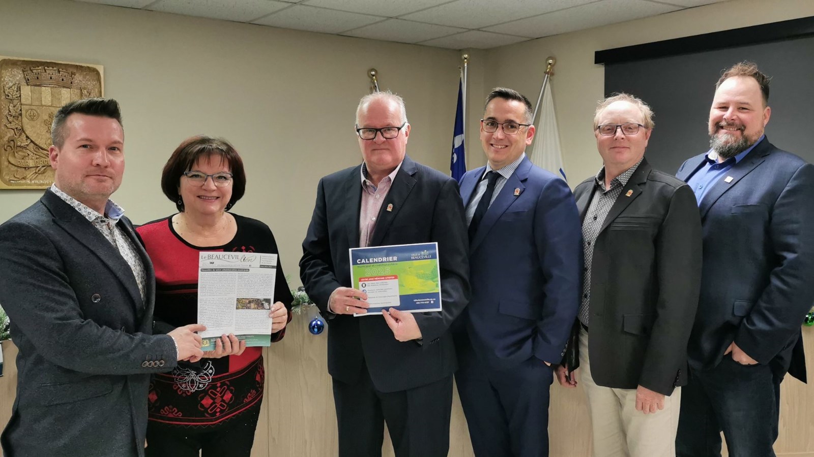 Le calendrier annuel et le bulletin municipal distribués par les cadets