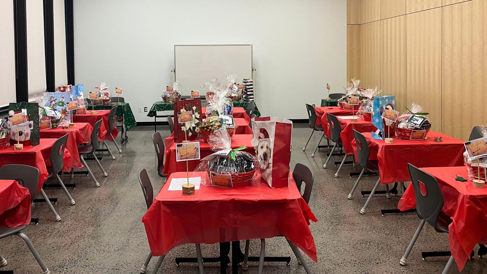 Des élèves remettent des « paniers de p’tits bonheurs » à des familles immigrantes 