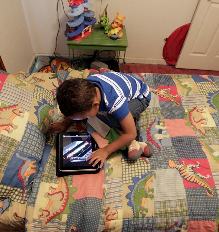 Les écrans chez les enfants de 1 à 3 ans nuisent au développement de leur langage