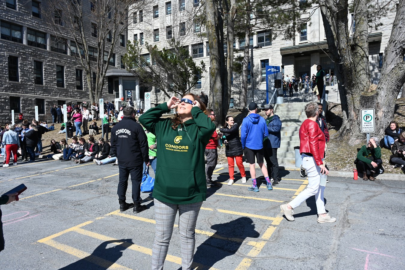 La communauté collégiale rassemblée pour observer l’éclipse solaire totale