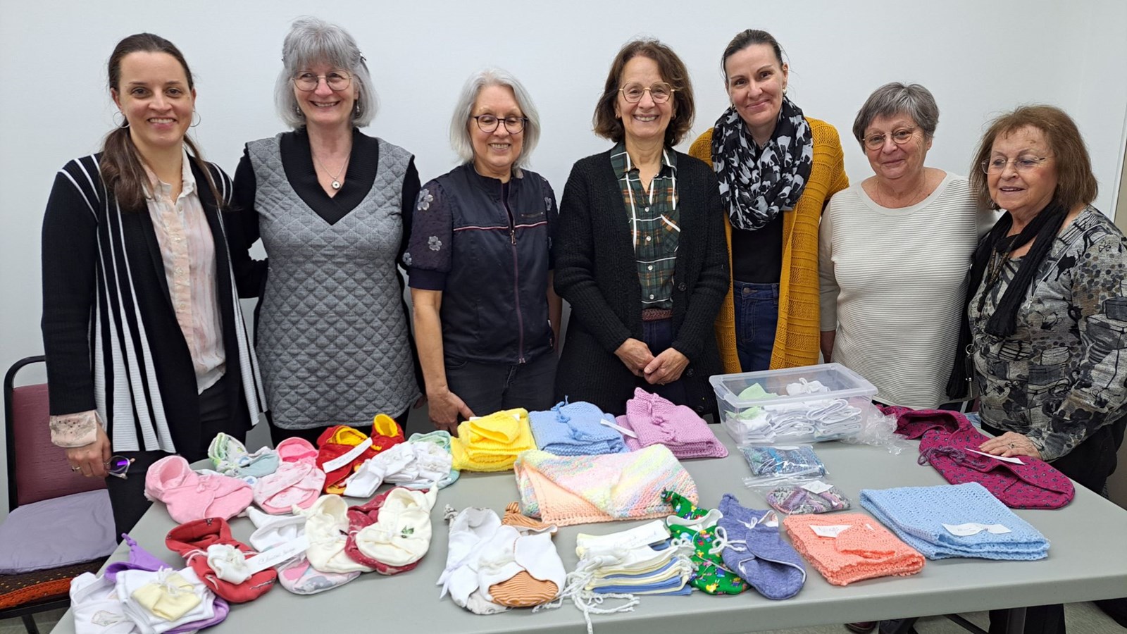 Des nids d'anges, des couvertures et des bonnets destinés aux parents endeuillés