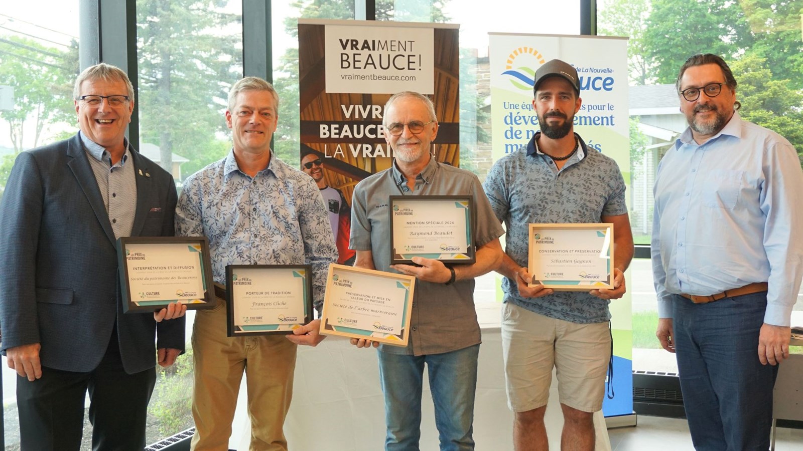De gauche à droite, Gaétan Vachon, préfet de la MRC de La Nouvelle-Beauce, François Cliche, lauréat du prix «Porteur de tradition» et représentant de la Société du patrimoine des Beaucerons pour le prix «Interprétation et diffusion», Raymond Beaudet, lauréat d’une mention spéciale et représentant de la Société de l’arbre mariveraine (SAMAR) pour le prix «Préservation et mise en valeur du paysage», Sébastien Gagnon, lauréat du prix «Conservation et préservation», et Christian Robitaille, directeur général de Culture Capitale-Nationale et Chaudière-Appalaches.
