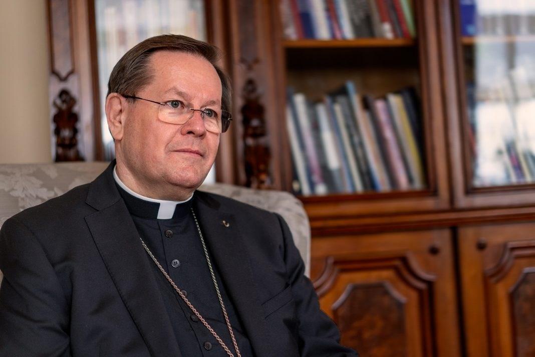 Le cardinal Lacroix demeure en retrait «encore un certain temps»