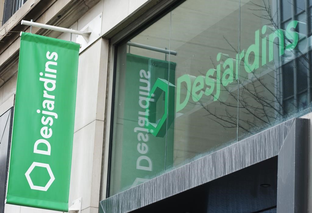 Desjardins présente ses excuses pour les affiches controversées