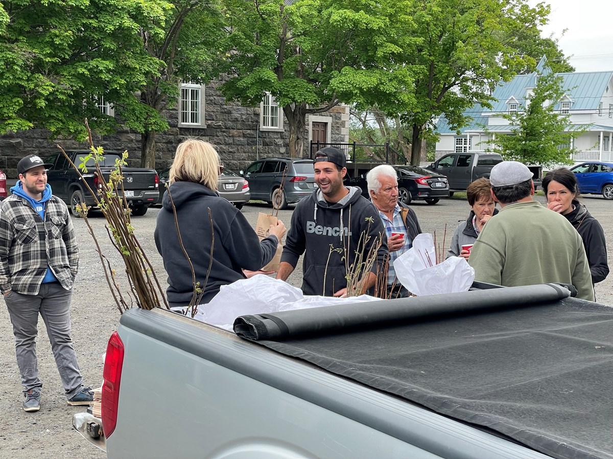 Luc Provençal organise une distribution gratuite de plants d’arbres