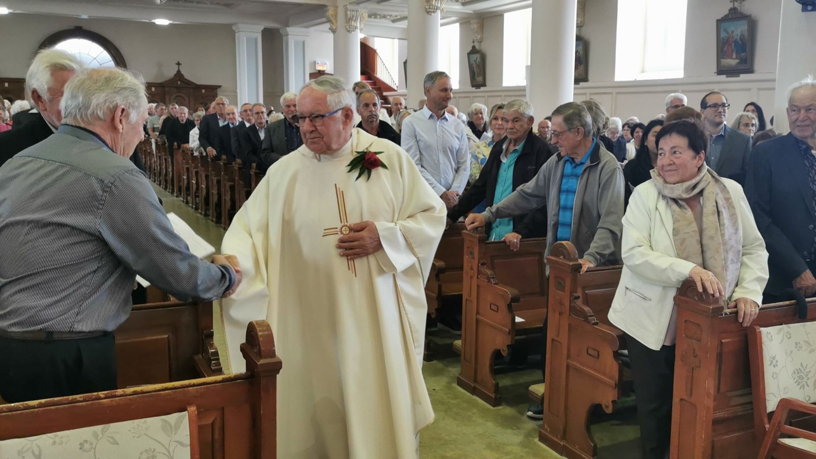Une pleine église pour l'abbé Laval Bolduc