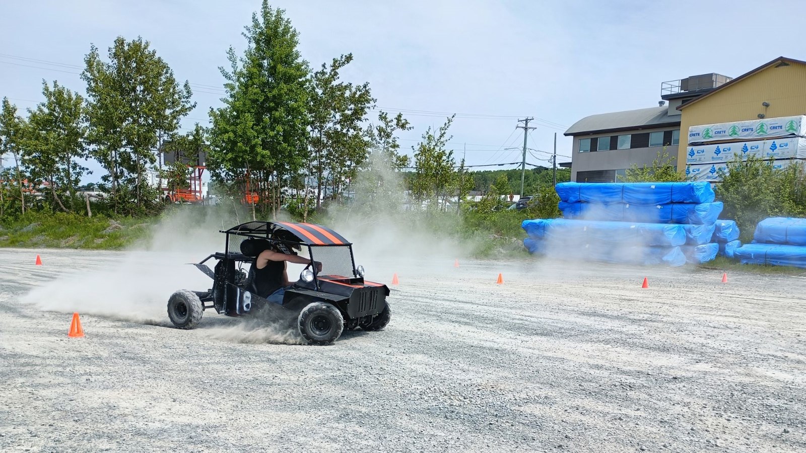 Des élèves présentent et essaient des « dunes buggy » fabriqués de leurs mains