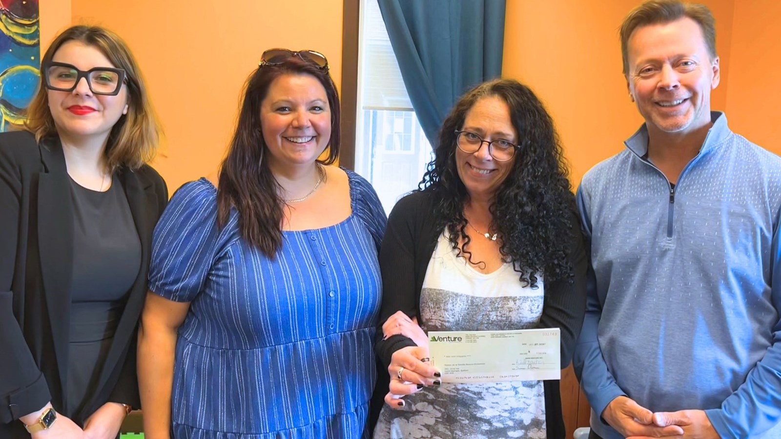 Tapis Venture remet 750$ à la Maison de La Famille Beauce-Etchemins