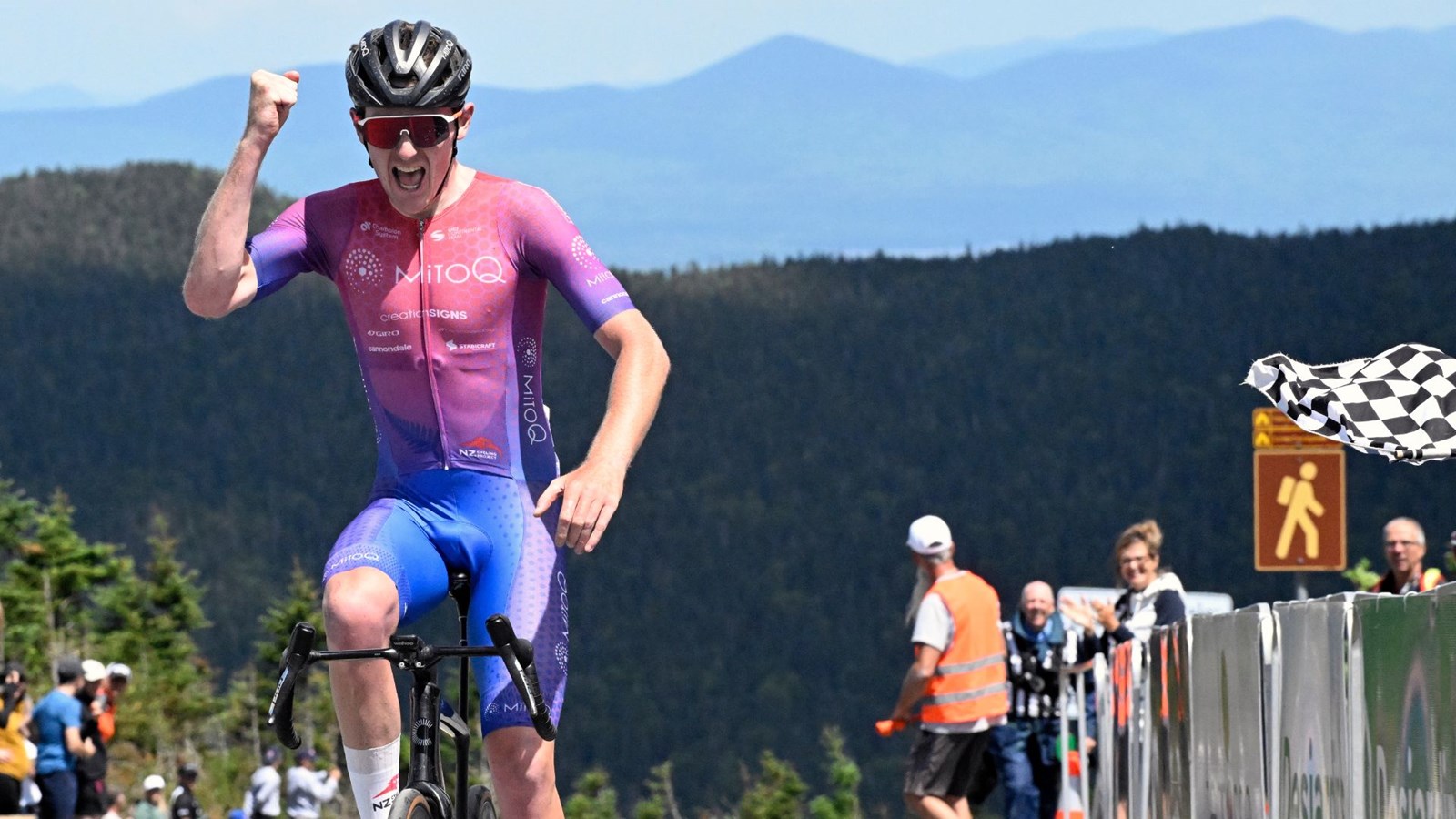 Josh Burnett vainqueur au sommet du mont Mégantic