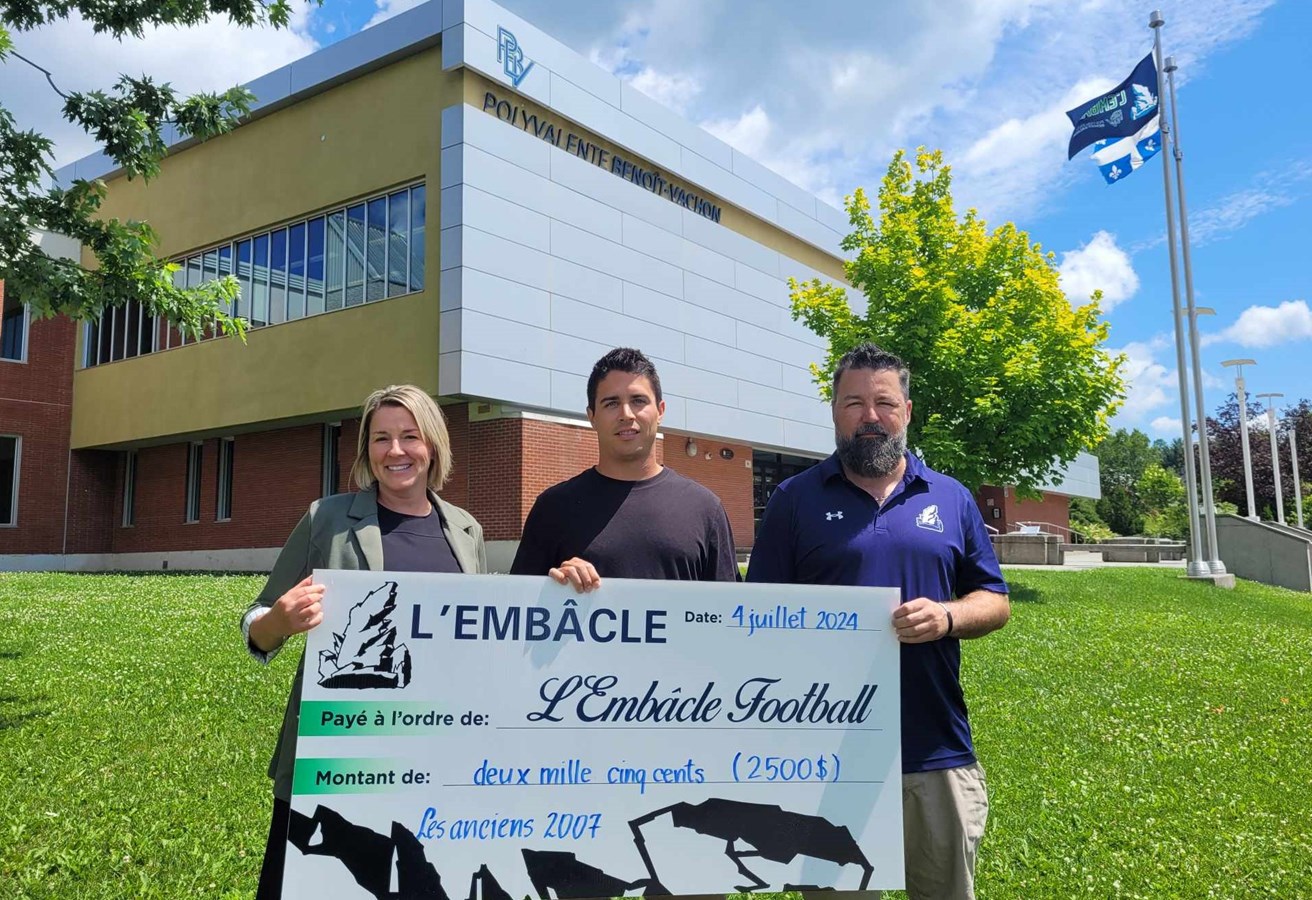 Des anciens joueurs amassent 2 500$ pour le football de la polyvalente Benoît-Vachon