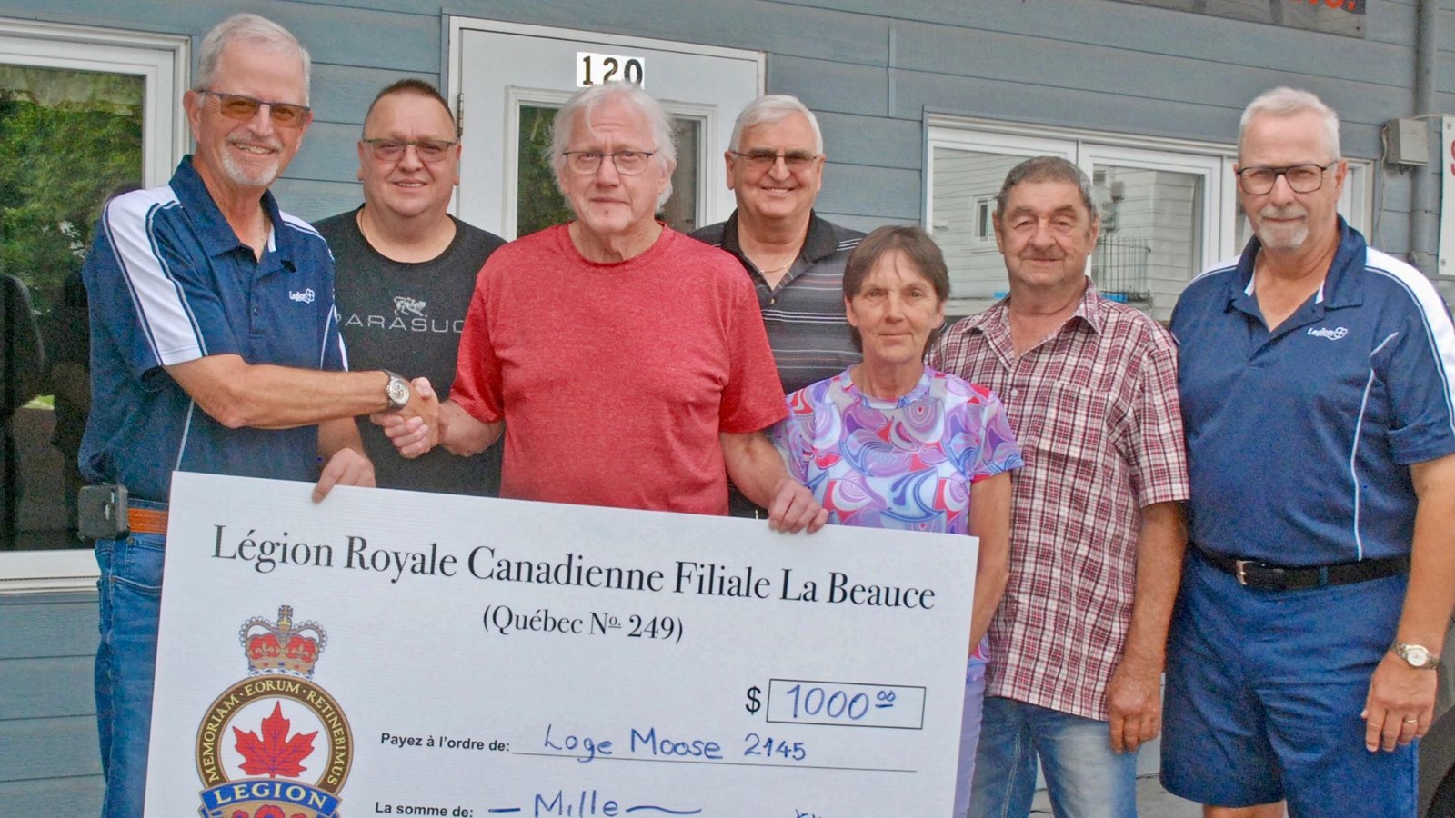 La Filiale La Beauce remet un chèque à la Loge Moose 2145