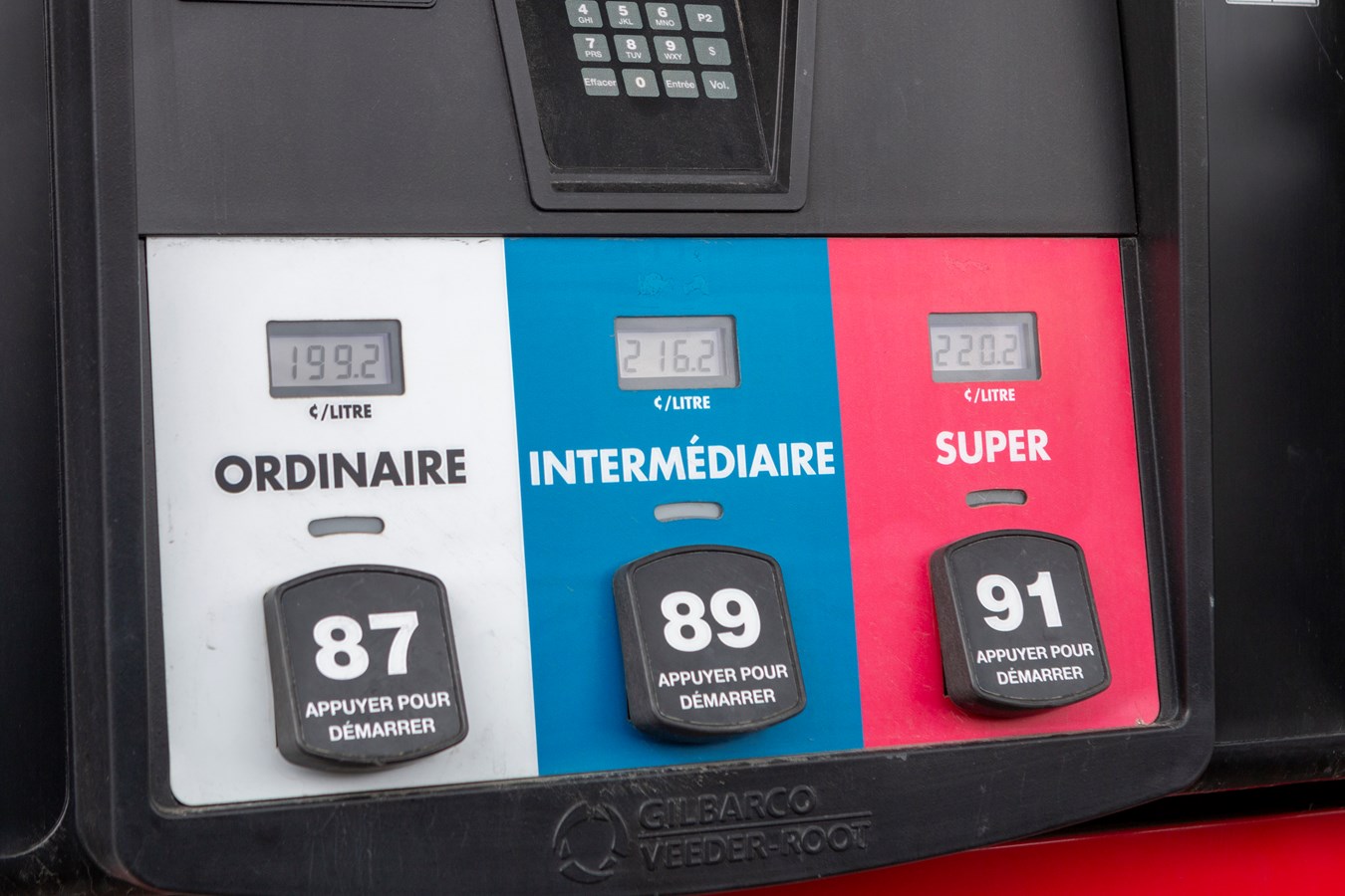 Québec appelé à réduire temporairement les taxes sur l'essence