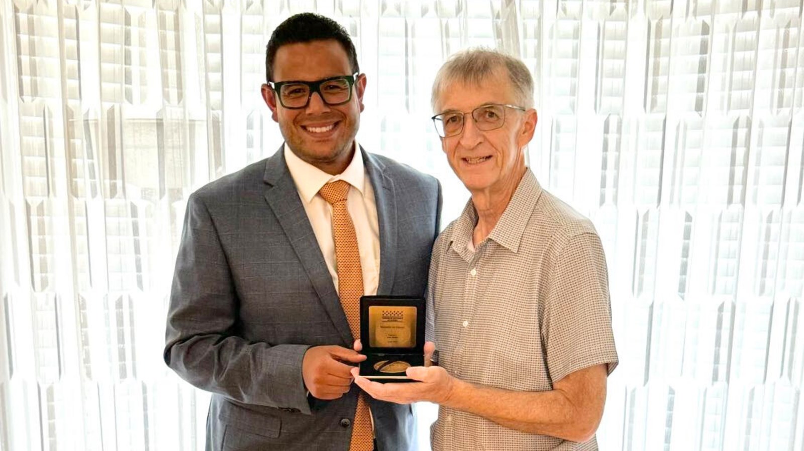 Samuel Poulin remet la médaille du député de l'Assemblée nationale à Yves Walsh