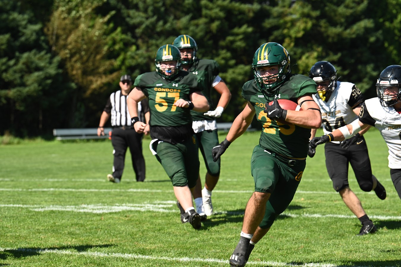 Les Condors Football remportent leur premier match à domicile