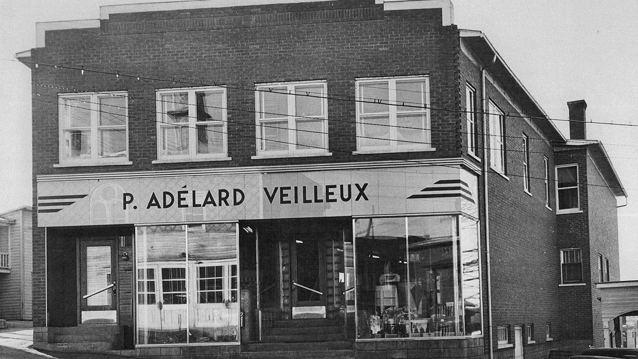 Le marchand P. Adélard Veilleux cède la place à André Guay