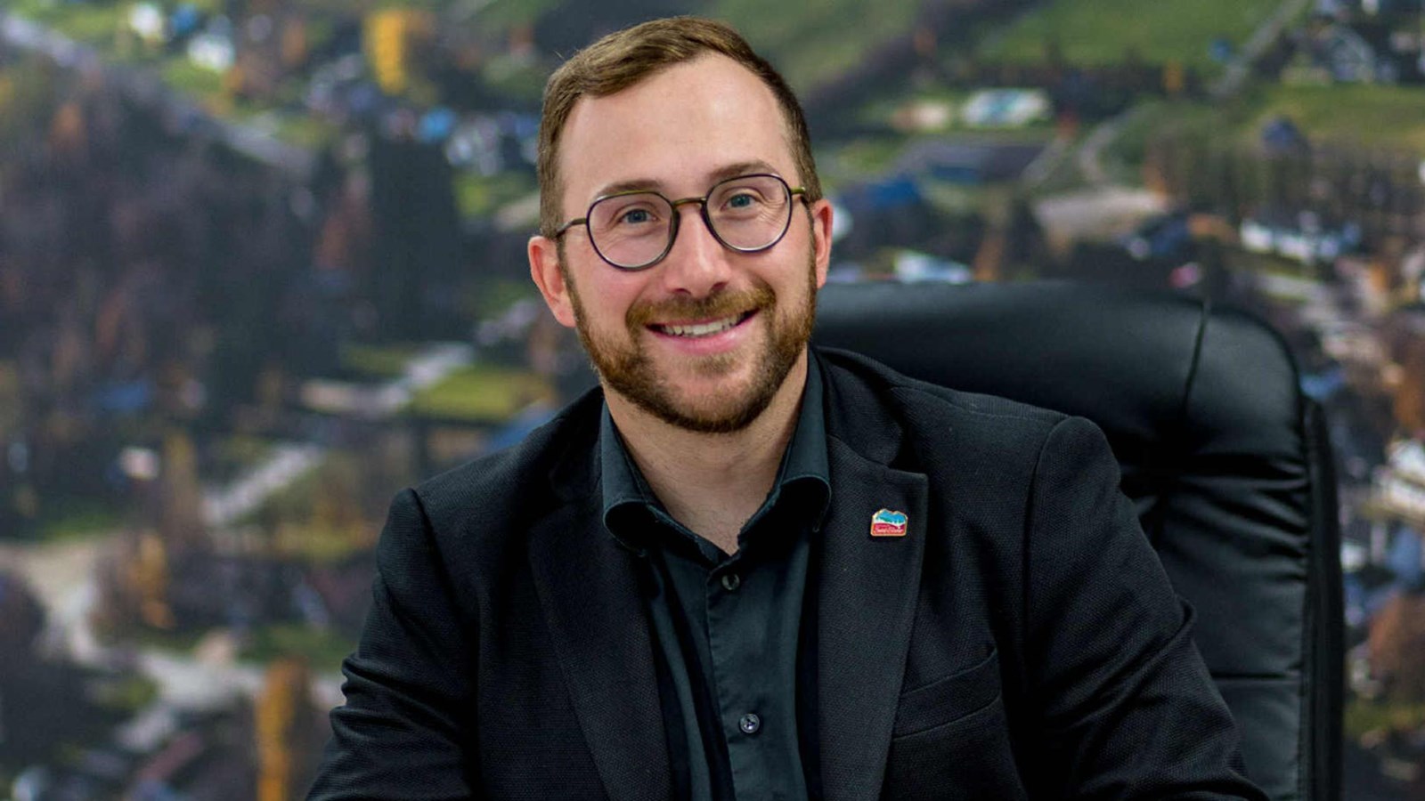 Hugo Berthiaume et son équipe entrent à la mairie de Saint-Elzéar