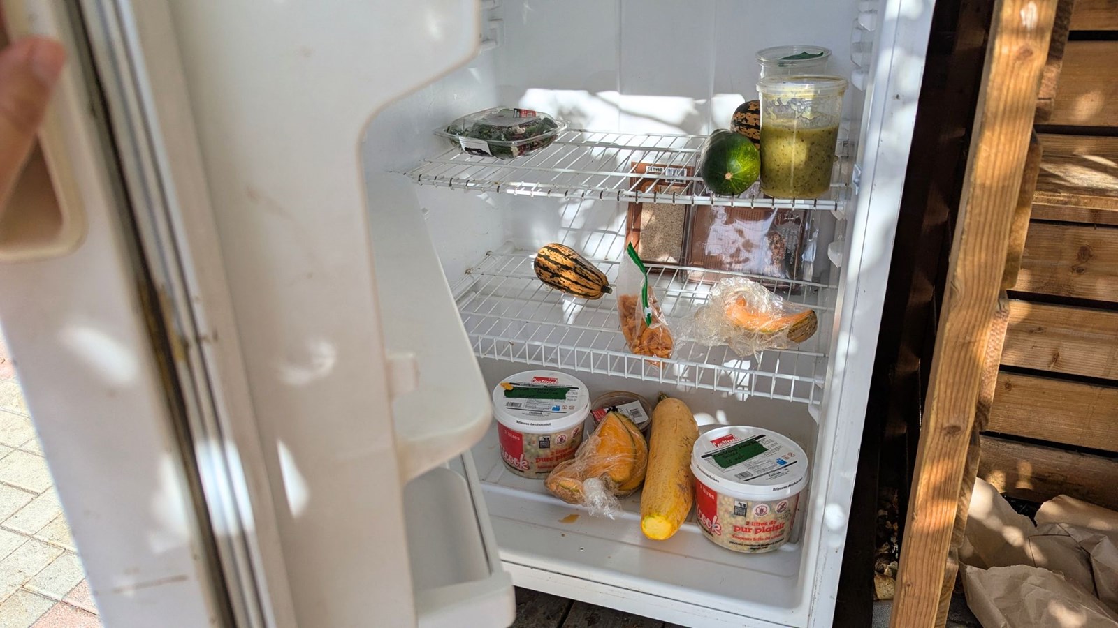 Éviter le gaspillage alimentaire en remplissant les frigos-don