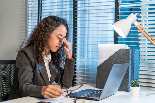 Fatigue oculaire et maux de tête : quand vos yeux vous disent stop