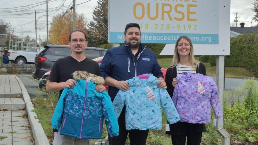 Plus de 2 000 habits de neige seront distribués aux enfants de la région