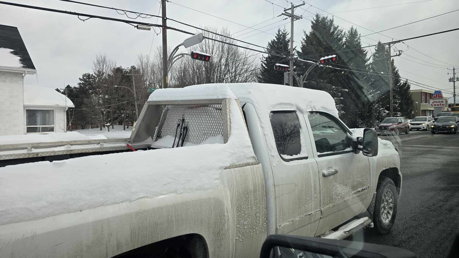 Tempête de neige : pourquoi il est interdit de rouler en "igloo-mobile"
