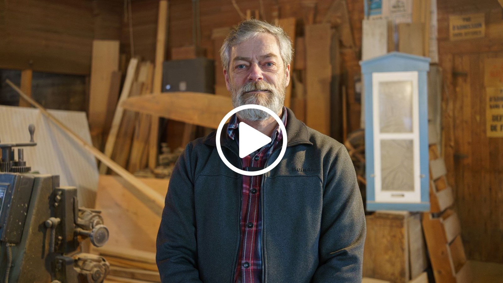 François Cliche présente les machines ancestrales du Moulin Cliche de Vallée-Jonction